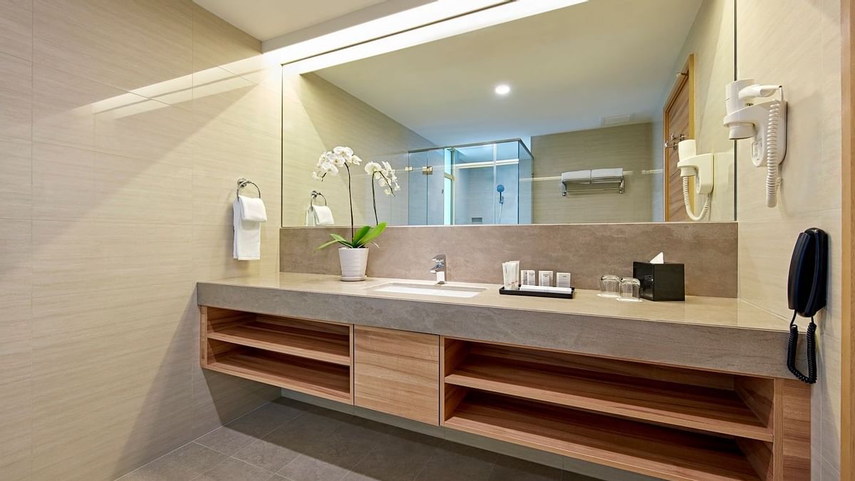 sclh-deluxe-plus-executive-room-bathroom-01_wide (1)