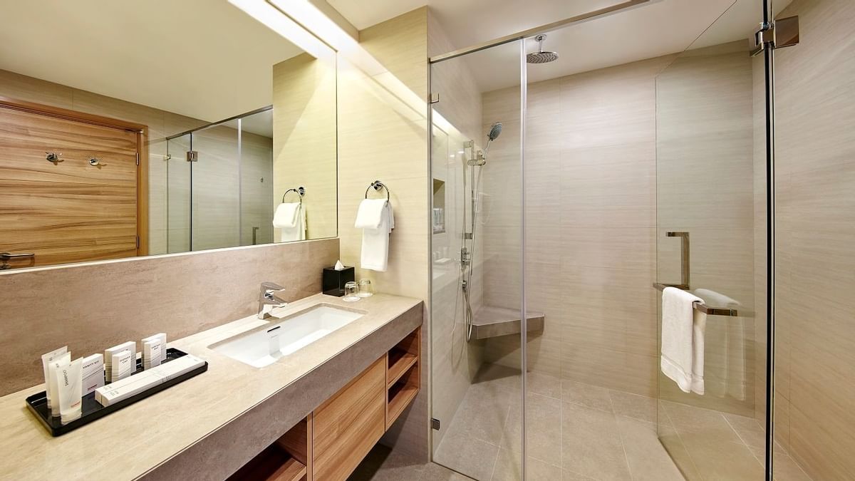 sclh-deluxe-plus-room-bathroom-01_wide